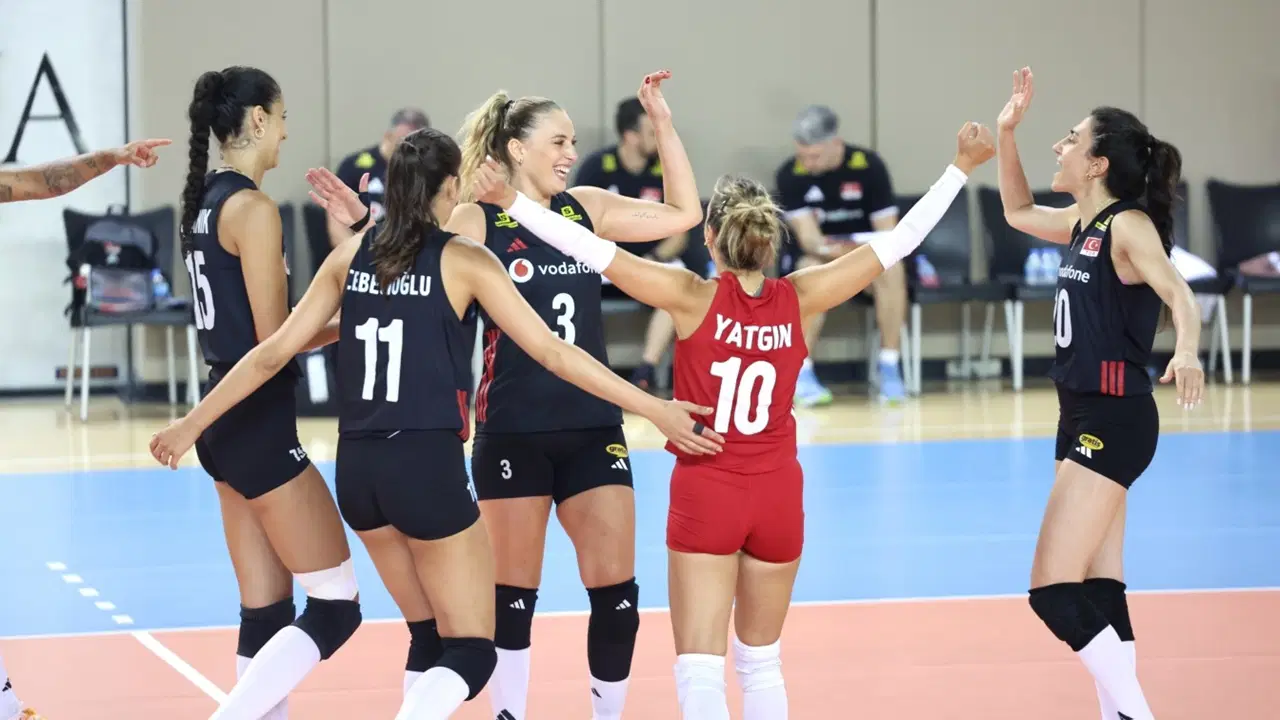 Hazırlık Karşılaşmasında Filenin Sultanları Fransa'yı 3-1'le Geçti