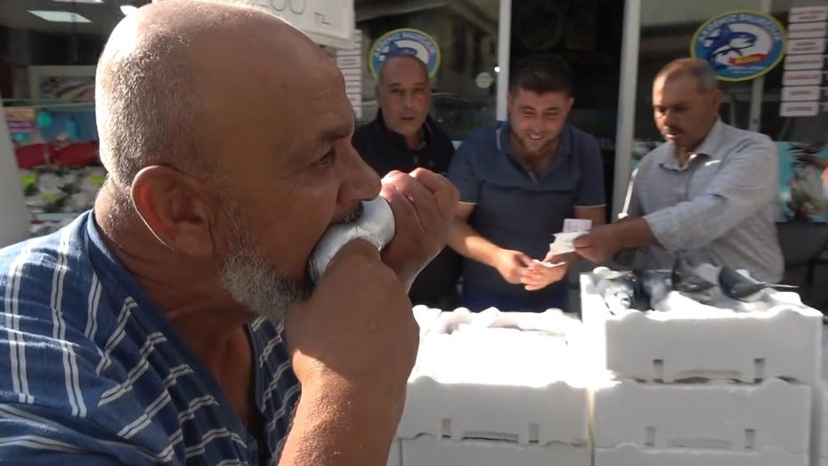 Fiyatı 100 Liraya Düştü, Sevinçten Çiğ Çiğ Yendi