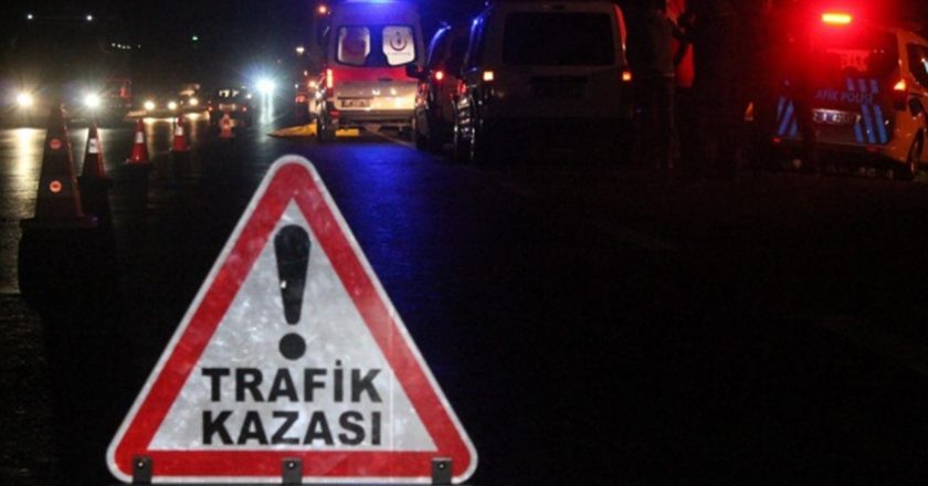 Balıkesir'de otomobilin traktöre çarpması sonucu 1 kişi hayatını kaybetti, 3 kişi de yaralandı.