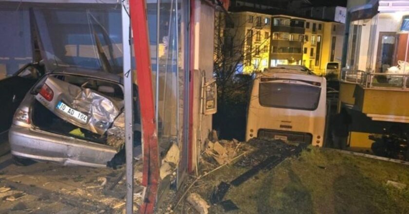 Midibus araçlara çarptı ve kat mülkiyetine düştü! – Türkiye’den son dakika haberleri