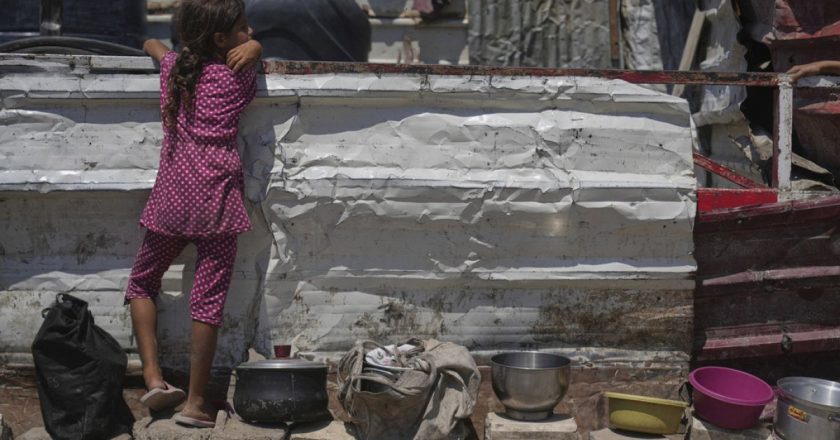 Gazze’de hem kıtlık hem savaş: İsrail saldırılarında en az 30 kişi öldü
