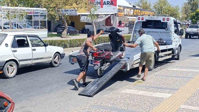 Elektrikli motosiklet arabayla çatıştı: 1 yaralı 2
