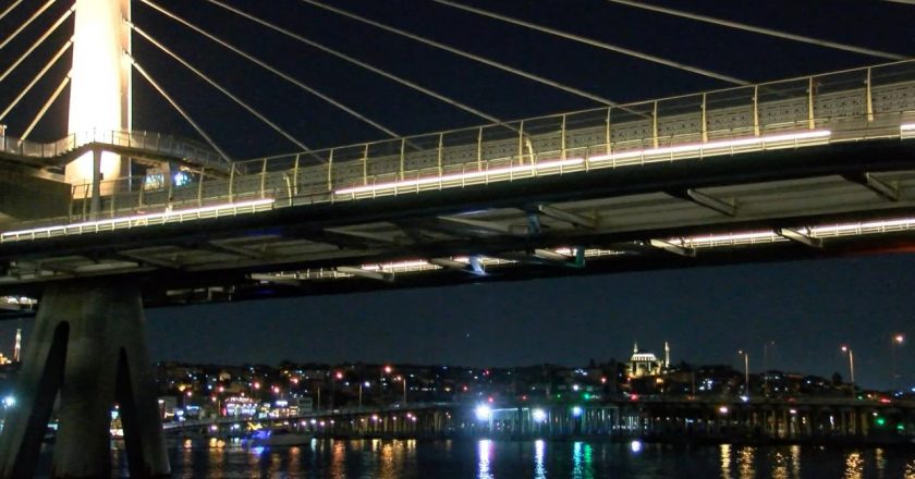 Beyoğlu’nda köprüden denize düşen kişi için arama çalışmaları sürüyor