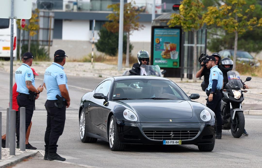 Fenerbahçe'den ayrılan Jose Mourinho, Benfica'yı imzaladı! Ferrari ile yapılara giden ünlü öğretmen sosyal medyada gündemdeydi ... 2