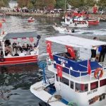 Balıkçılar av sezonunun açılmasını teknelerde meşale yakarak kutladı