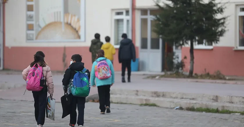 10 Kasım bu yıl da ara tatile ‘denk’ geliyor… MEB’e sert tepki: ‘Hepimiz biliyoruz ki bunlar tesadüf değil!’ – Son Dakika Siyaset Haberleri