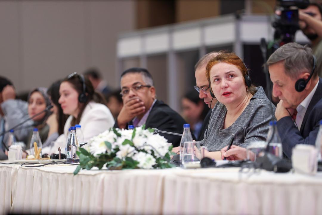 Dünyanın dört bir yanından gazeteciler deprem bölgesini ziyaret etti! Bakan Kurum ile Hatay sokaklarını gezdiler 6